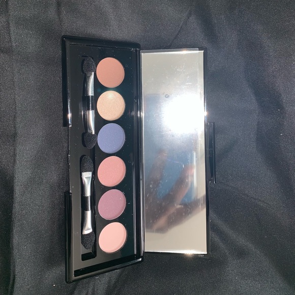 Makeover Essentials Eyeshadow palette - Picture 2 of 3